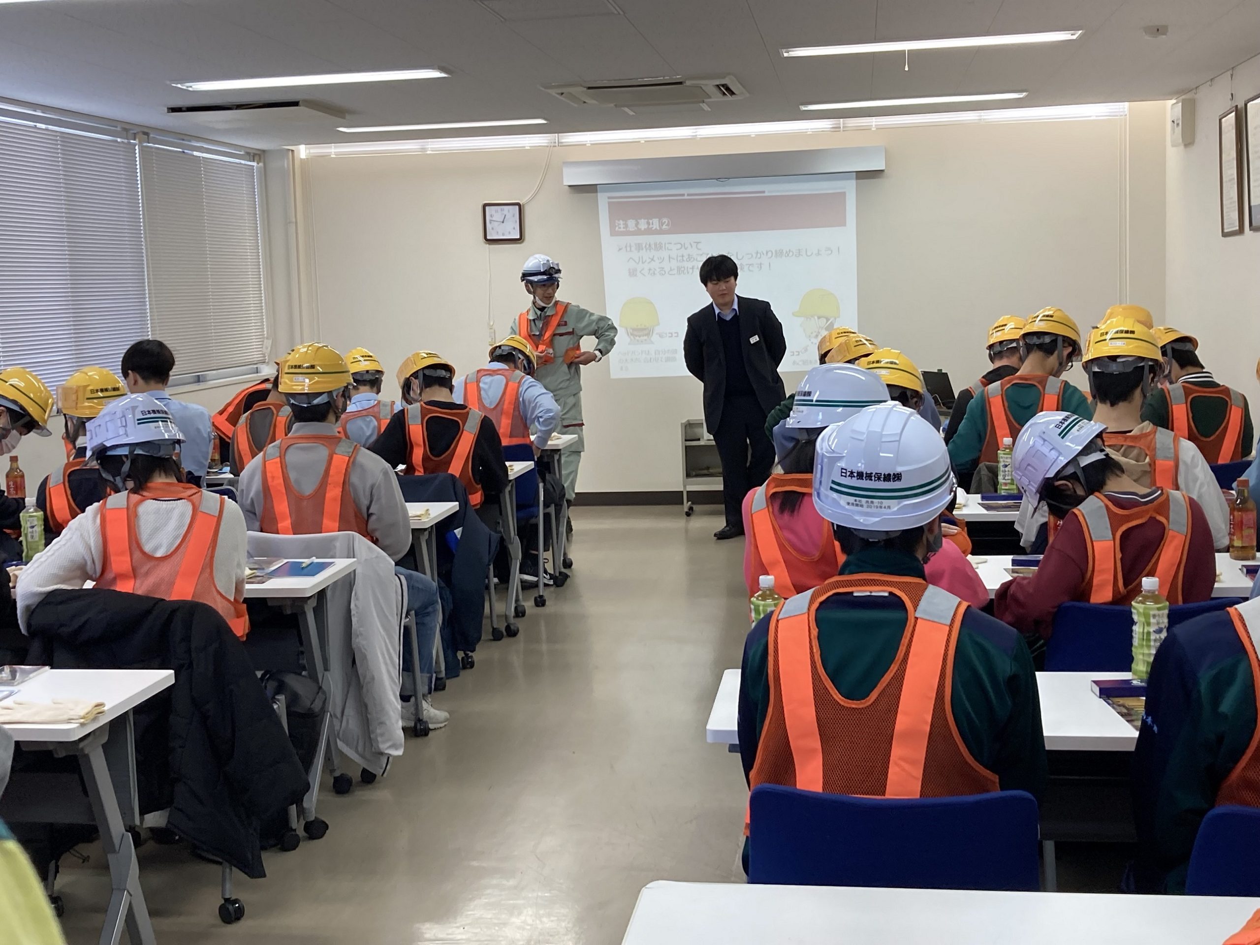 会社概要や保線の仕事について説明中