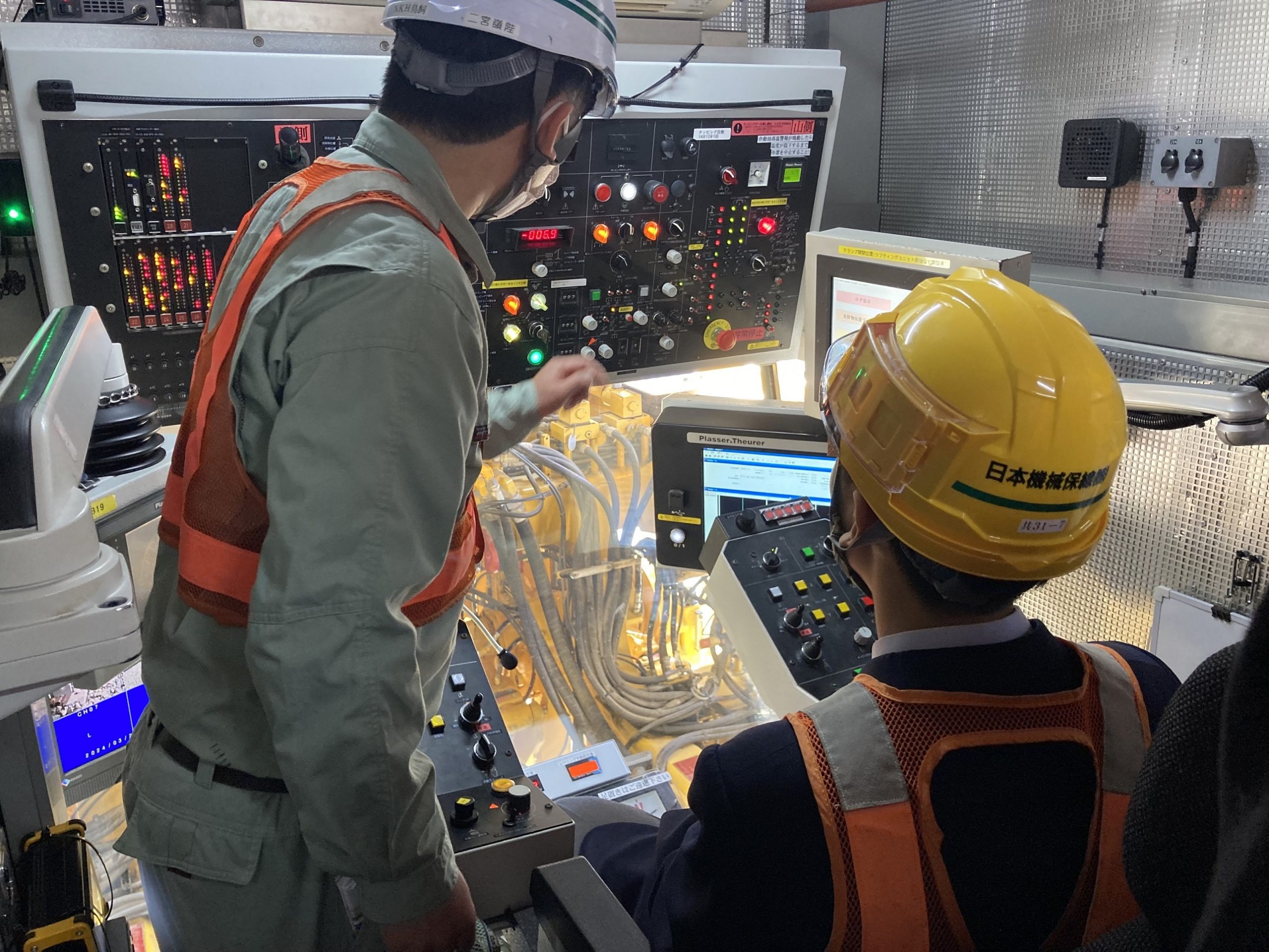 大型保線用機械「マルタイ」の搗き固め作業体験